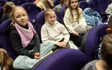 Wycieczka&nbsp;dzieci &nbsp;kl. 0-III na spektakl &nbsp;pt. "Bajka o dzielnym Szewczyku" 2025 1
