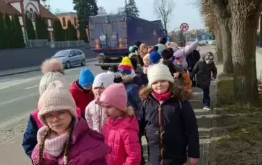 Wycieczka&nbsp;dzieci &nbsp;kl. 0-III na spektakl &nbsp;pt. "Bajka o dzielnym Szewczyku" 2025 5