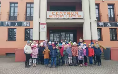 Wycieczka&nbsp;dzieci &nbsp;kl. 0-III na spektakl &nbsp;pt. "Bajka o dzielnym Szewczyku" 2025 8