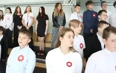 Szkoła do hymnu 2025 4