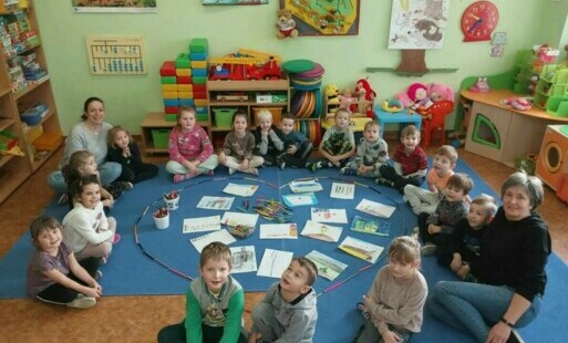 Zdjęcie do "Kolorowe kredki w pudełeczku noszę" - czyli Dzień Kredki w grupie 0a