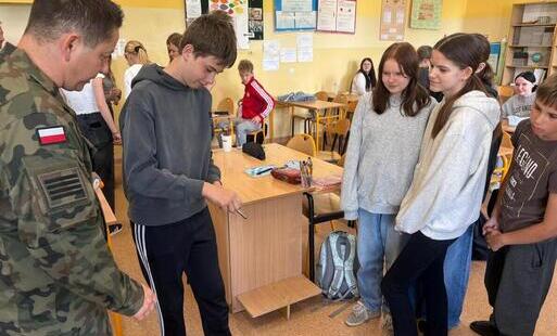 Zdjęcie do &bdquo;Edukacja z wojskiem&rdquo; w naszej szkole