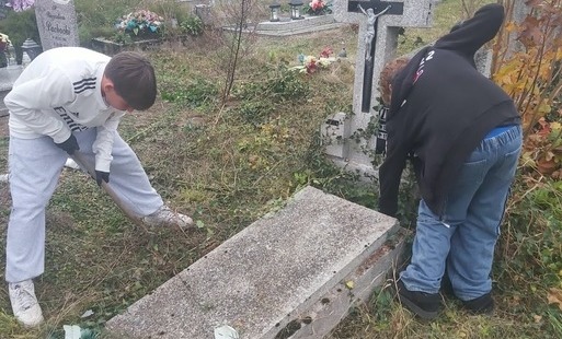 Zdjęcie do Ocalić od zapomnienia &ndash; młodzi wolontariusze sprzątali groby
