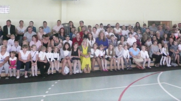 Zdjęcie przeedstawia uczniów szkoły na sali gimnastycznej podczas uroczystości rozpoczęcia roku szkolnego